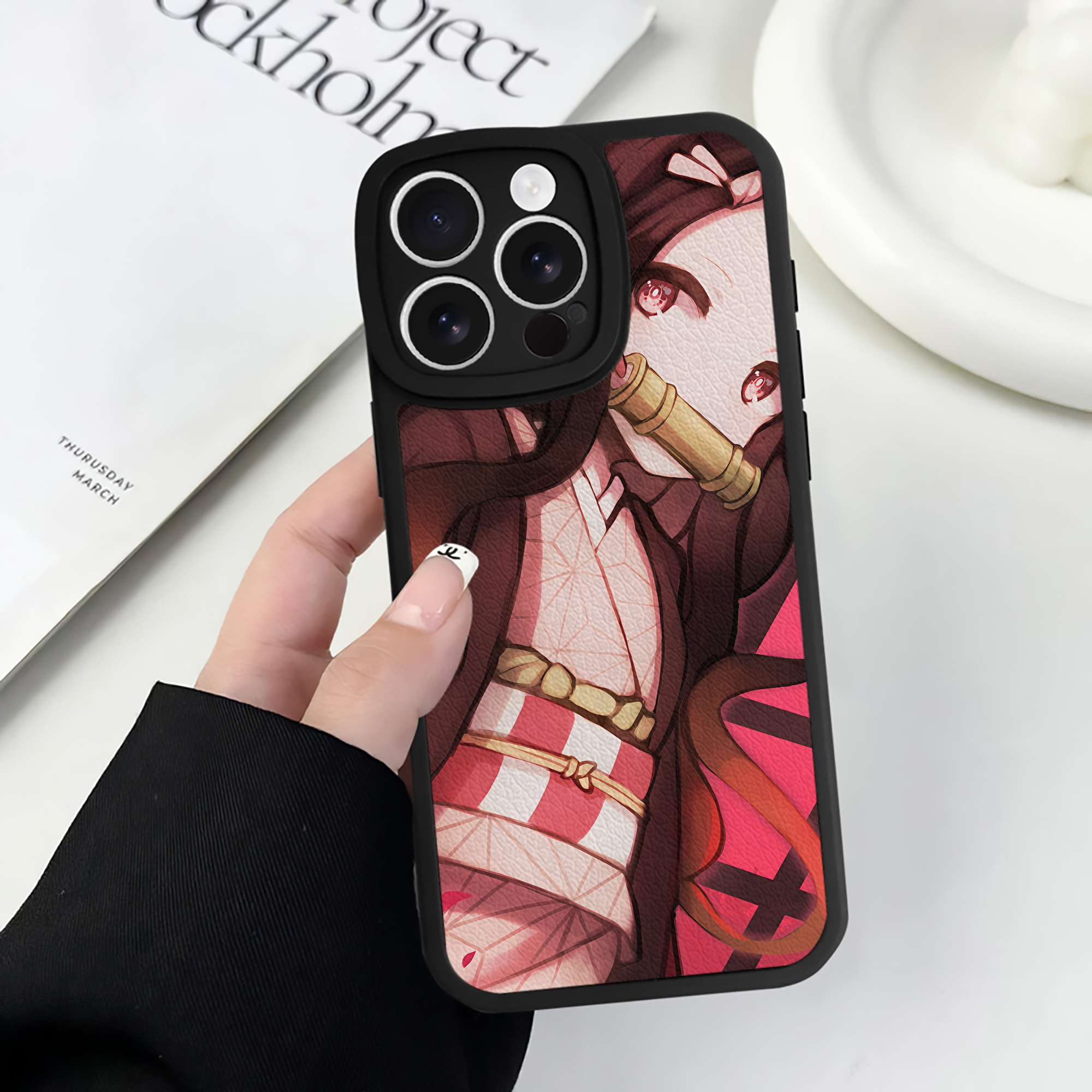 （画像用） 鬼滅の刃（きめつのやいば）竈門 禰󠄀豆子／かまど ねずこ Kamado Nezuko 【iPhone 16シリーズ対応】シリコンスマホケース（レザー調） 材質：シリコン